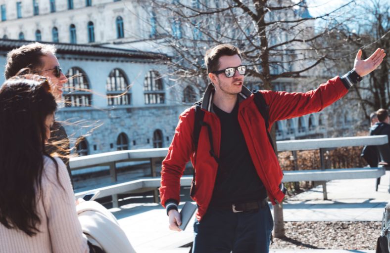 Airbnb: Allegations of unfair tour guide recruitment on the Experiences platform Experiences