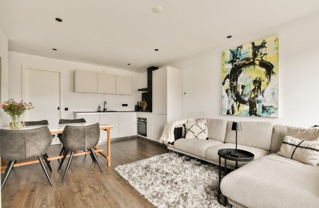 Κοντά στο 1 δισ. ευρώ τα έσοδα από Airbnb, στοχευμένοι περιορισμοί το 2026