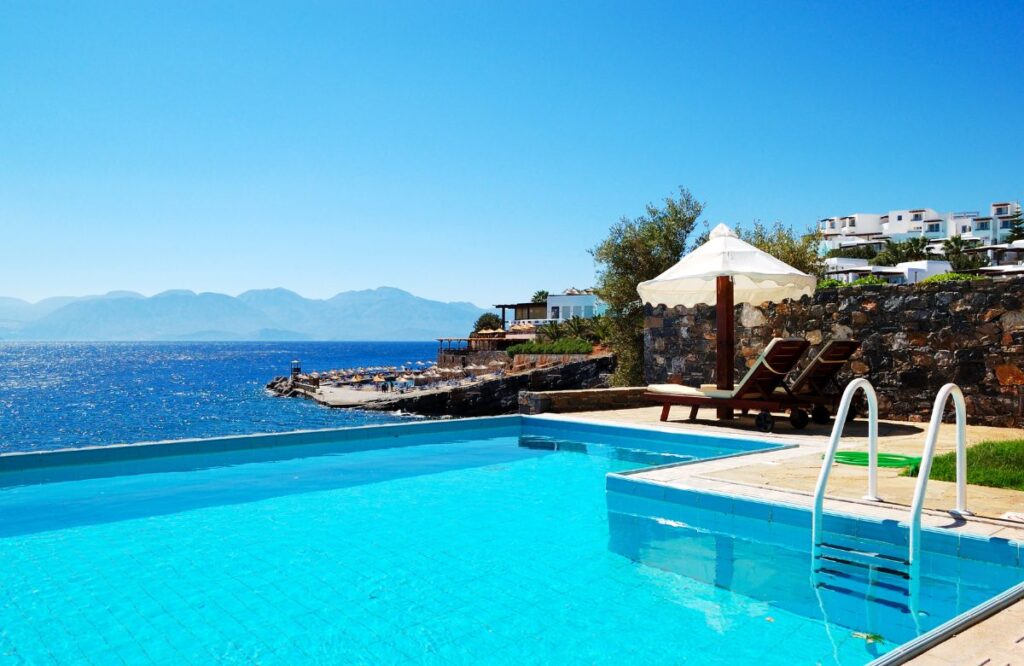 Short-term rentals in Crete: Golden returns, “red” zones and a new landscape Airbnb Κρήτη