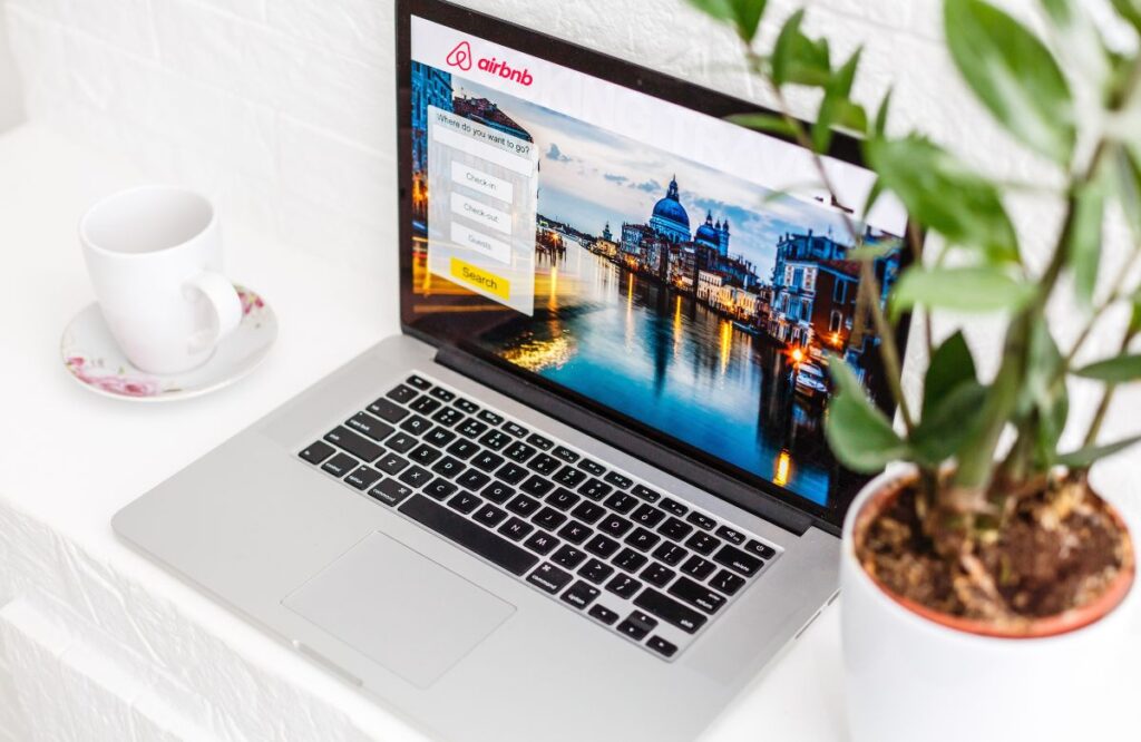 Η μετεξέλιξη της Airbnb σε πλήρες «οικοσύστημα ταξιδιού» μόλις ξεκίνησε
