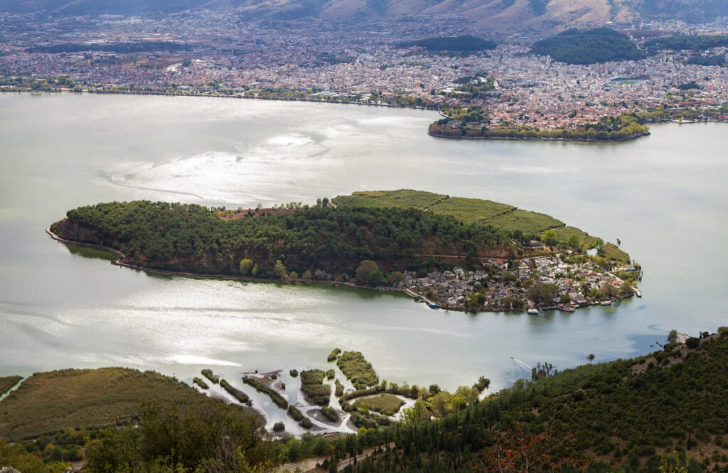 Φθηνά τα Airbnb στα Ιωάννινα, αλλά υπάρχει περιθώριο για υψηλότερες τιμές; Airbnb στα Ιωάννινα